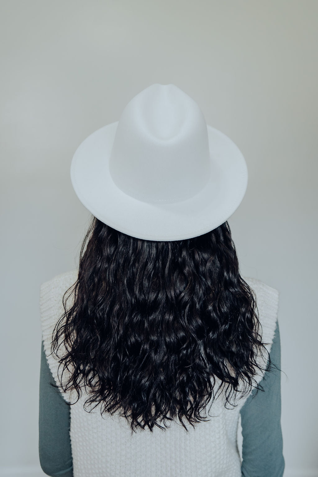 23" Black Wavy Hat Wig